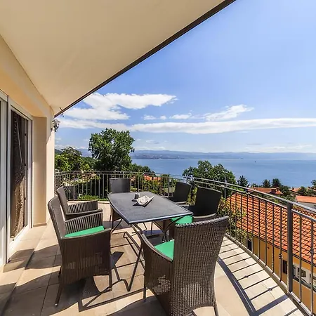 3 Bedroom Awesome In Apartmán Ika