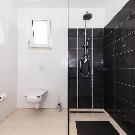 3 Bedroom Awesome In Apartmán Ika
